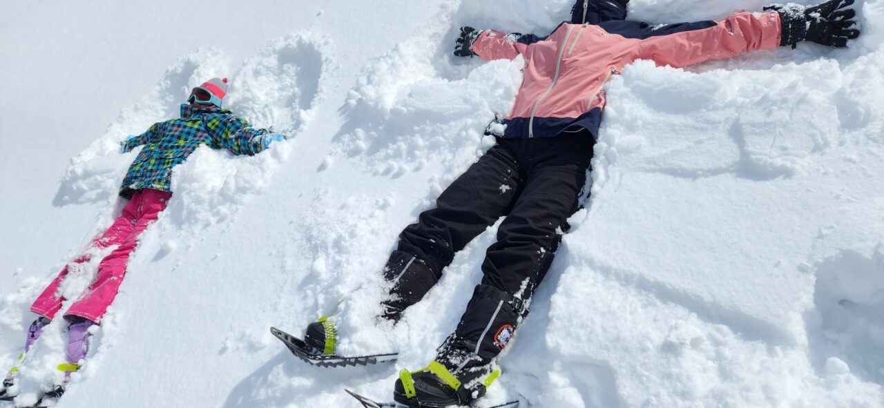 世界自然遺産・知床での冬の原生林トレッキングで雪に埋もれる小学生と中学生