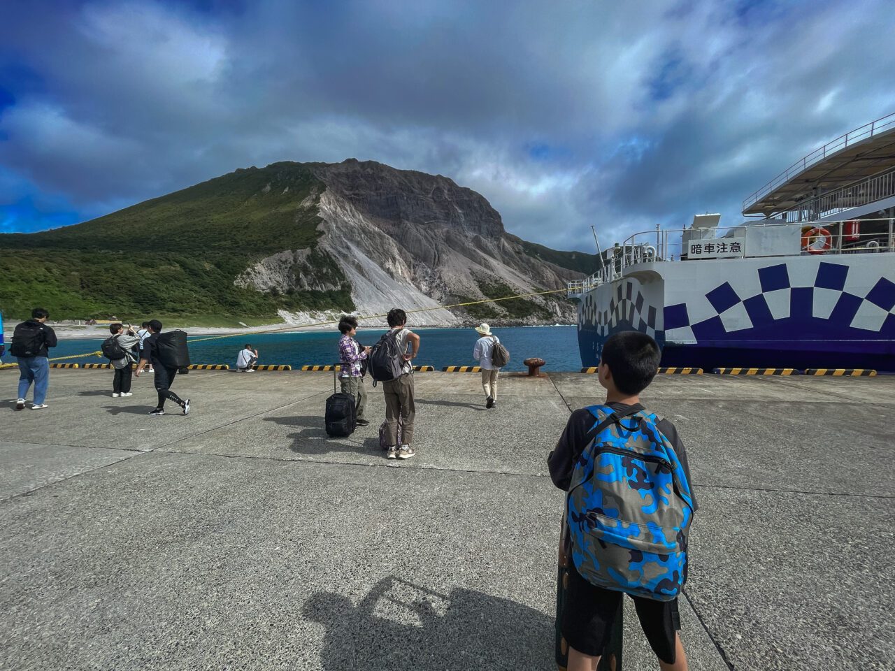 神津島・多幸湾に大型客船さるびあ丸で到着