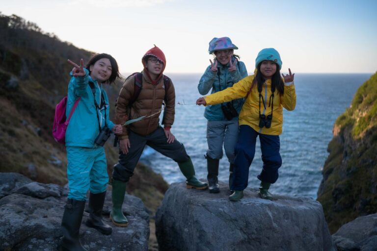 知床で原生林トレッキングをする小学生・中学生